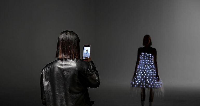 Huawei presenta Fashion Flair La primera coleccin de moda desarrollada usando inteligencia artificial en un smartphone