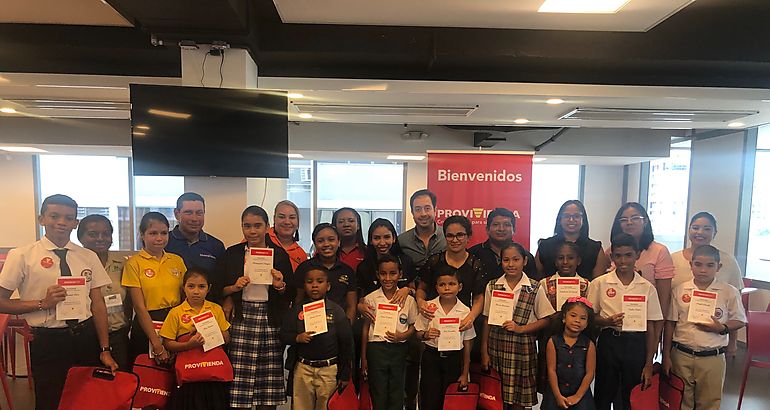 Grupo Provivienda beneficia a hijos de colaboradores a travs de becas para sus estudios