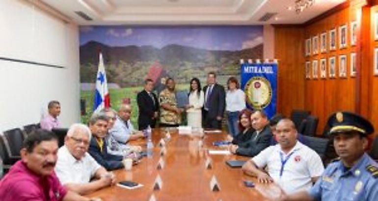 MITRADEL entreg cuatro nuevas personeras a organizaciones del sector pblico