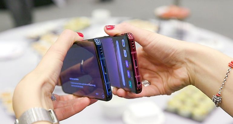 LG G8 ThinQ Hands