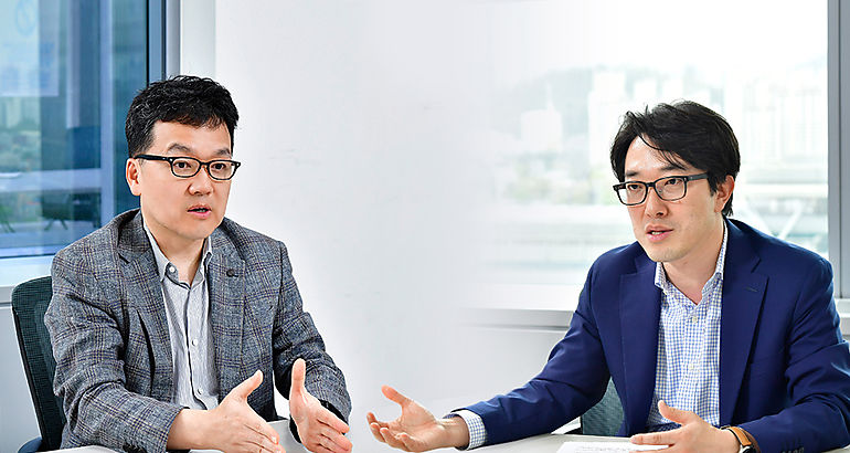 izquierda Dr June Hee Lee Vicepresidente Senior y Jefe del Equipo de Estrategia Tecnolgica y Dr Won Joon Choi Vicepresidente Senior y Jefe del Equipo de Investigacin y Desarrollo de Flagship