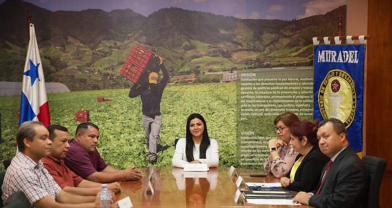 Trabajadores agrcolas y portuarios reciben personeras jurdicas