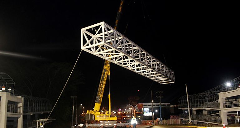 Con xito se coloca pasarela para puente peatonal en la UTP