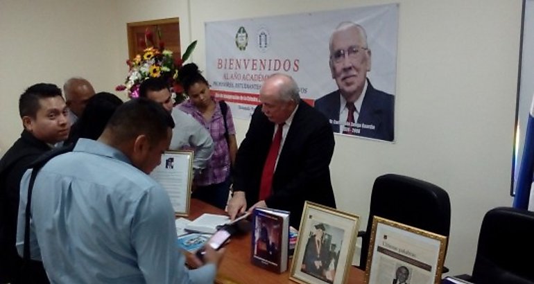 Exponen galeras fotogrficas del ex rector doctor Carlos Ivn Ziga Guardia