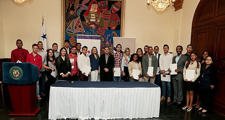 Otros 24 jvenes se capacitarn en el idioma ingls en Estados Unidos