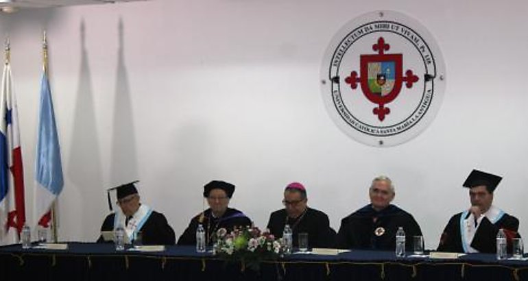 Reconocen al administrador del Canal Doctor Honoris Causa