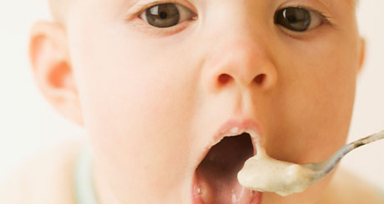 Bebe comiendo