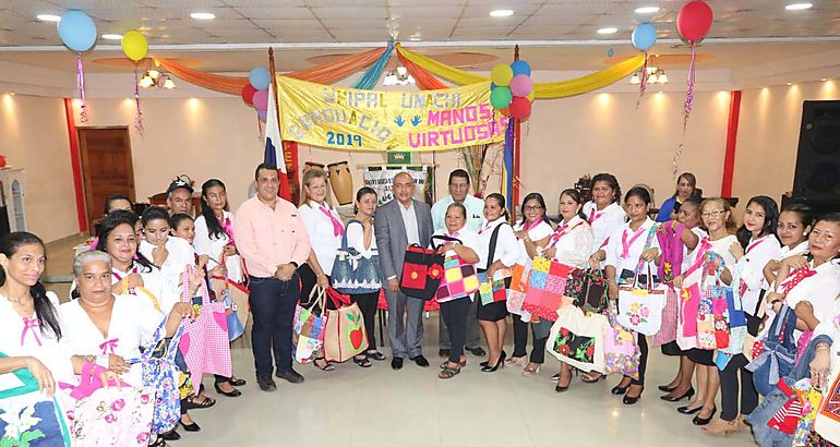 UNIPAL  grada a 26 mujeres