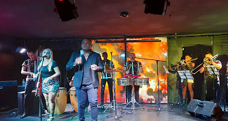 Sonero cubano Maikel Dinza actuar en Panam