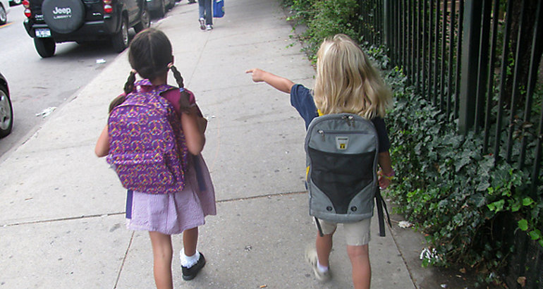 Nios con mochilas 