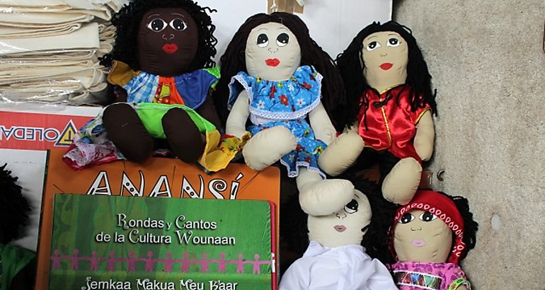 Unicef dono libros y muecos de trapo originarios de Panam