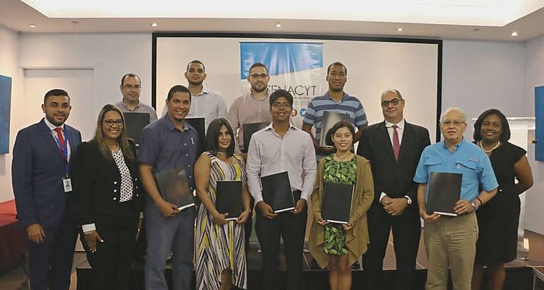 La SENACYT y el IFARHU realizaron la entrega de 19 cartas de otorgamiento de becas