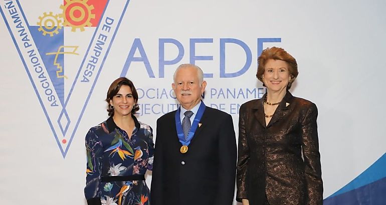  APEDE entrega Medalla Vicente Pascual Barquero al profesor Flix H Cuevas S