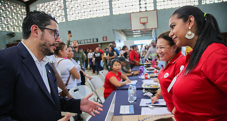 1309 personasen la primera feria de oportunidades en Panam norte