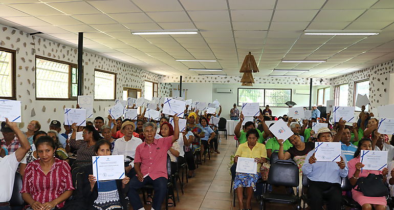 137 moradores de El Valle de Antn recibieron certificados del INADEH