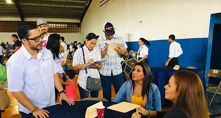Cientos de santeos acuden a la Feria de Oportunidades