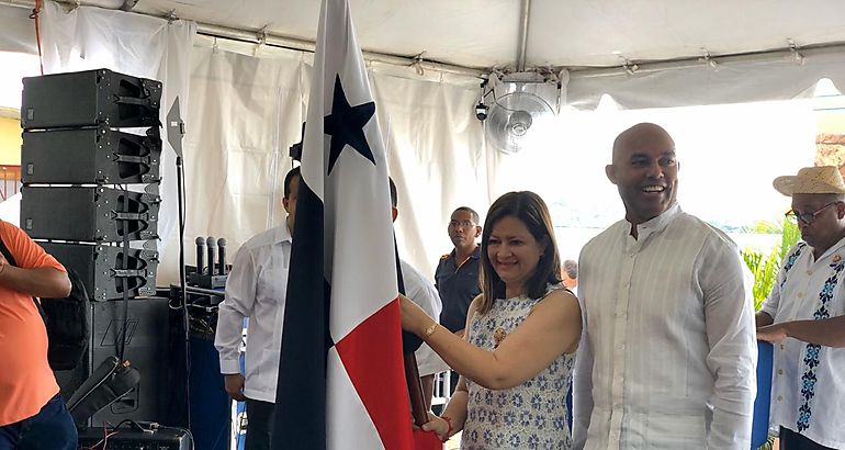 Ministra Turner entrega bandera nacional a Mariano Rivera en celebracin de fundacin de Puerto Caimito