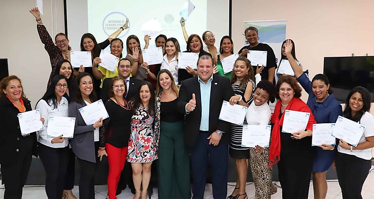 Panameas con empresas de impacto positivo reciben certificados de Voces Vitales y la AMPYME