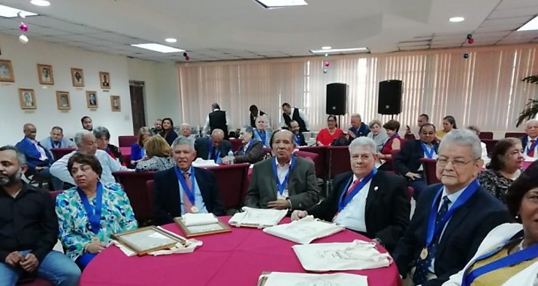 UP entrega a 73 profesores pergaminos y medallas por aos de servicios