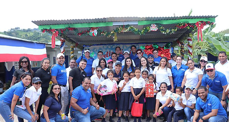 Voluntarios de Global Bank celebran la navidad junto a nios de la fundacin pro nios del Darin 