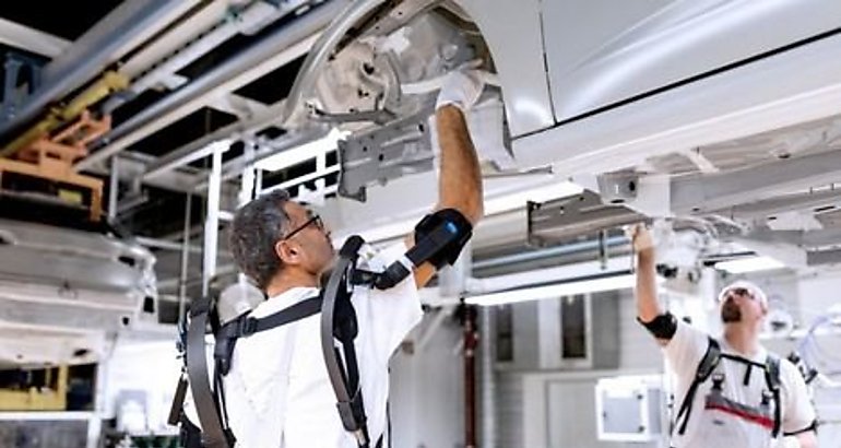 Audi prueba un innovador exoesqueleto