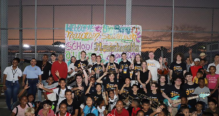 Big Band secundaria Newton South de Massachusetts alegr con jazz La Siesta