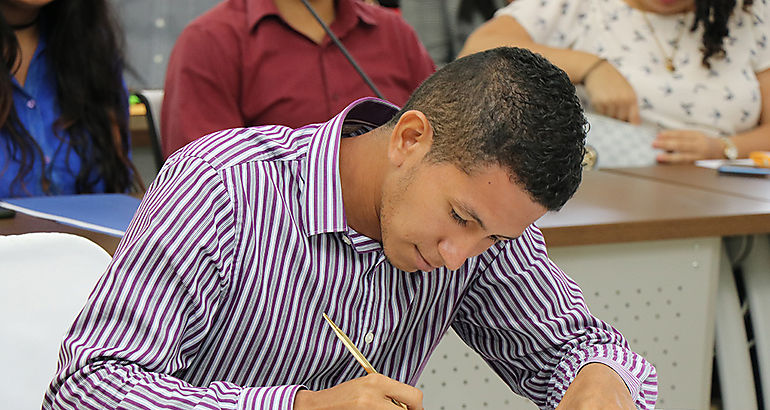 Estudiantes becados firman carta compromiso con la UTP