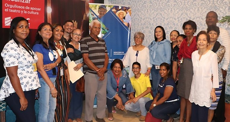 Mides brinda obra de teatro a Adultos Mayores