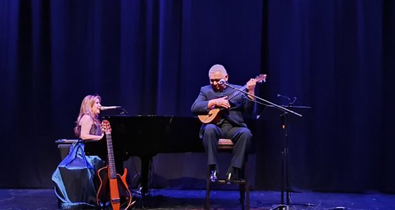 Gran Homenaje al To Simn en las voces de la Cantora Patricia Vlieg y el cuatrista Cheo Hurtado