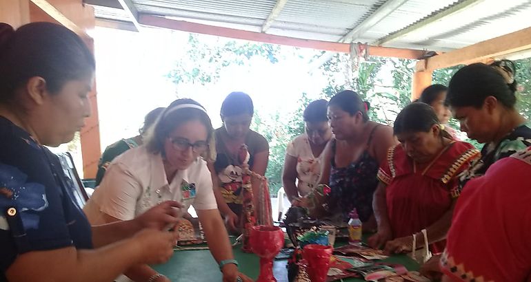En Almendro mujeres se capacitan en manualidades