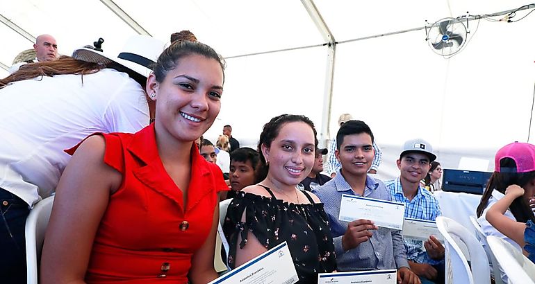 Jvenes de Tonos reciben becas para estudios de licenciatura e ingeniera