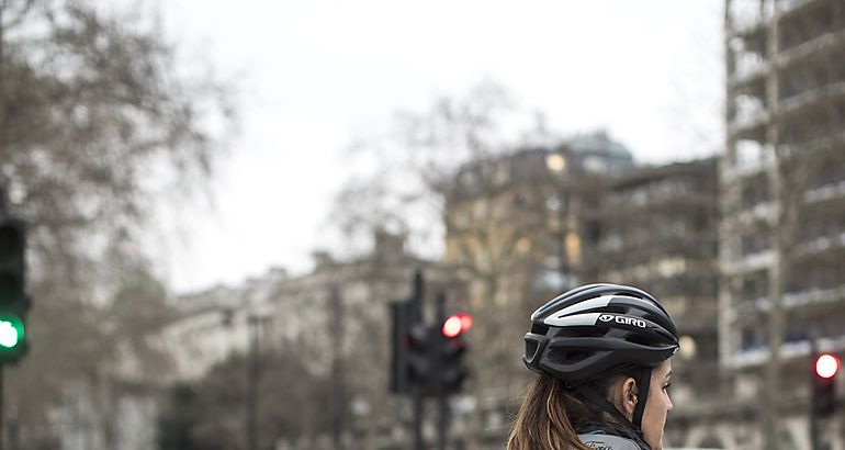 Ford disea chaqueta con emojis para que ciclistas puedan decir a los conductores como se sienten