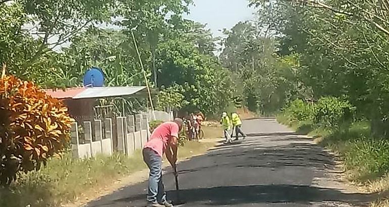 Realizan mantenimiento vial en el distrito de Bar