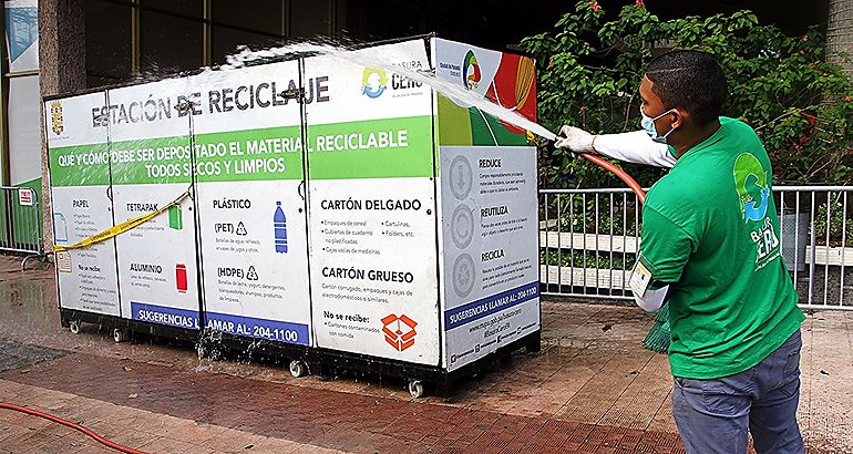 Alcalda realiza operacin de limpieza de estaciones de reciclaje para prevenir contagio del COVID19