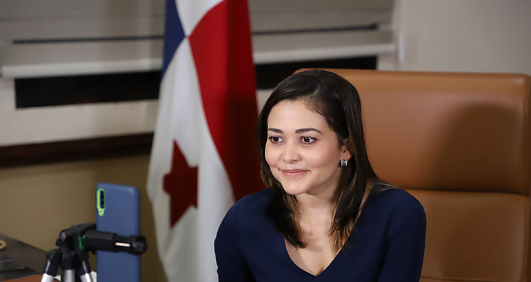 Janaina Tewaney Mencomo