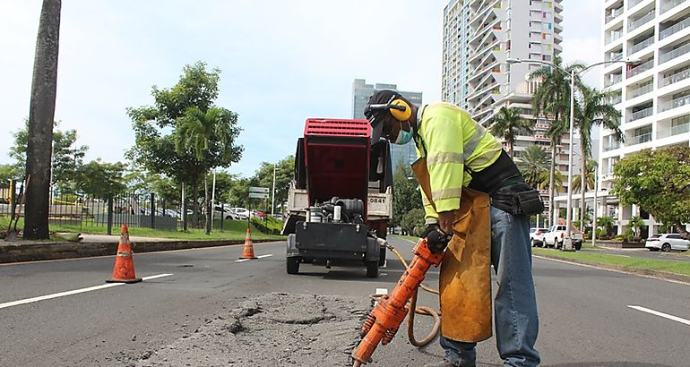 MOP realiza jornada de bacheo  y limpieza de drenajes en la Avenida Balboa
