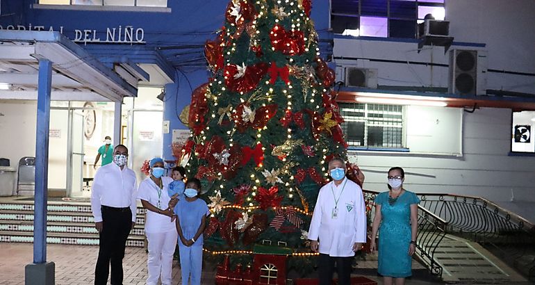 Se encienden las luces del rbol navideo del Hospital del Nio 