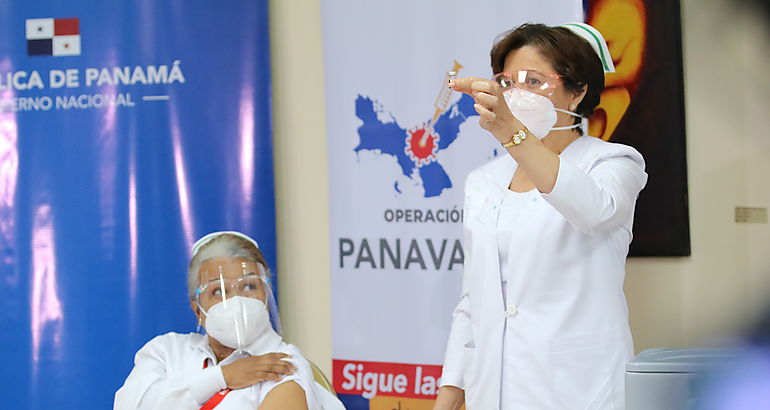 Enfermera del Hospital Santo Toms primera panamea en vacunarse