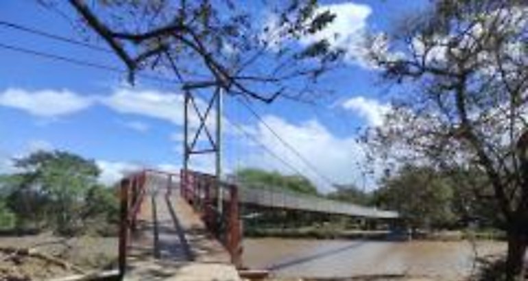 En un 95 se encuentra la construccin del puente colgante peatonal sobre el ro Fonseca 