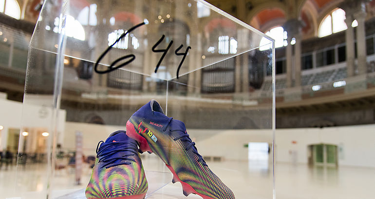 Adidas y Leo Messi regalan las botas del rcord al Museu Nacional Dart de Catalunya de Barcelona