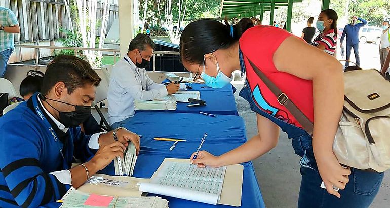 Ifarhu paga becas a estudiantes universitarios