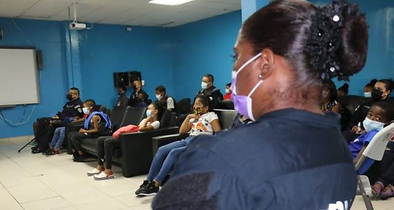 Polica ensea valores a travs de matins