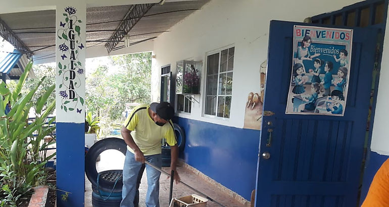 Privados de libertad aportan mano de obra al mantenimiento de escuelas