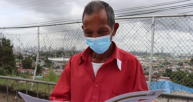 Familias fundadoras en San Miguelito reciben ttulo de propiedad