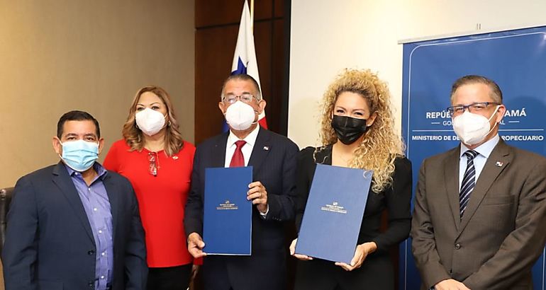 El MIDA y Fundacin Puertas Abiertas firman convenio para el Proyecto de Familias Sostenibles