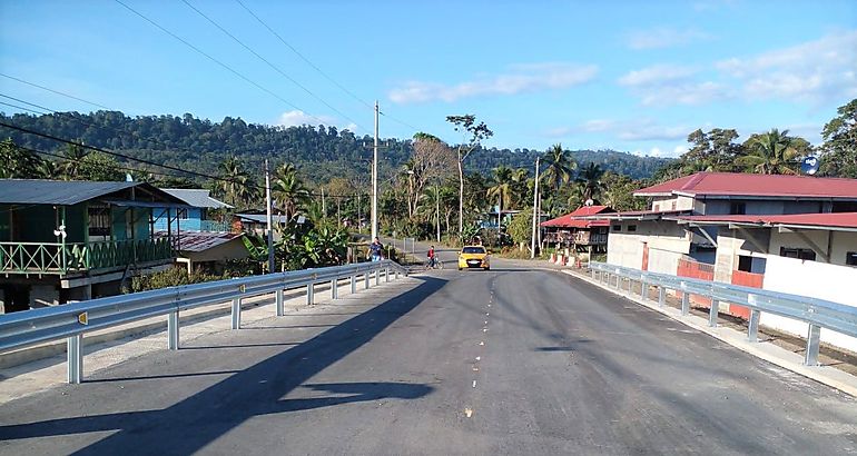 puente vehicular sobre la quebrada Nigua en Bocas del Toro