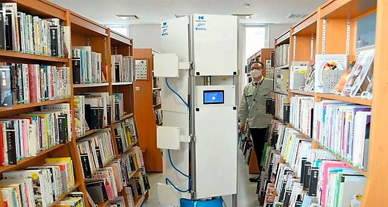 Robot a cargo de inventariar libros en biblioteca japonesa