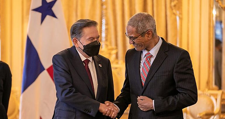 Cortizo otorg condecoracin al Dr Julio Escobar por sus aportes a la educacin