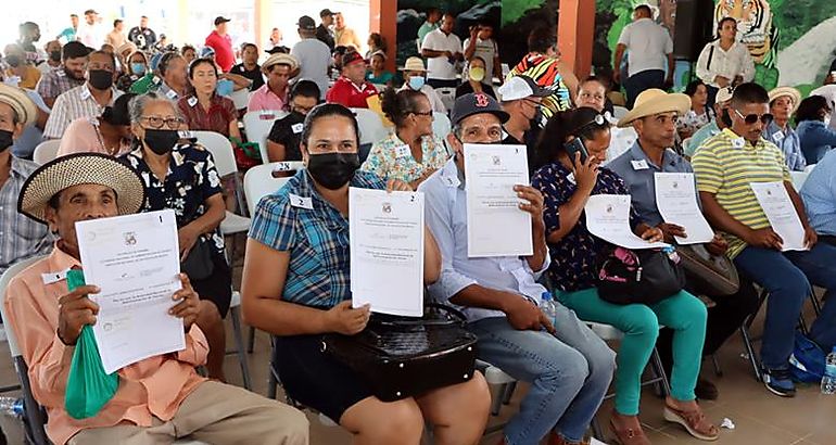 Familias veragenses reciben ttulos