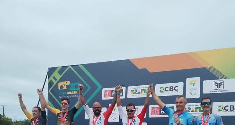 El paraciclistas Geovanni Ibarra junto a su gua Javier Barrios lograron medalla de oro en copa Brasilera de Paraciclismo